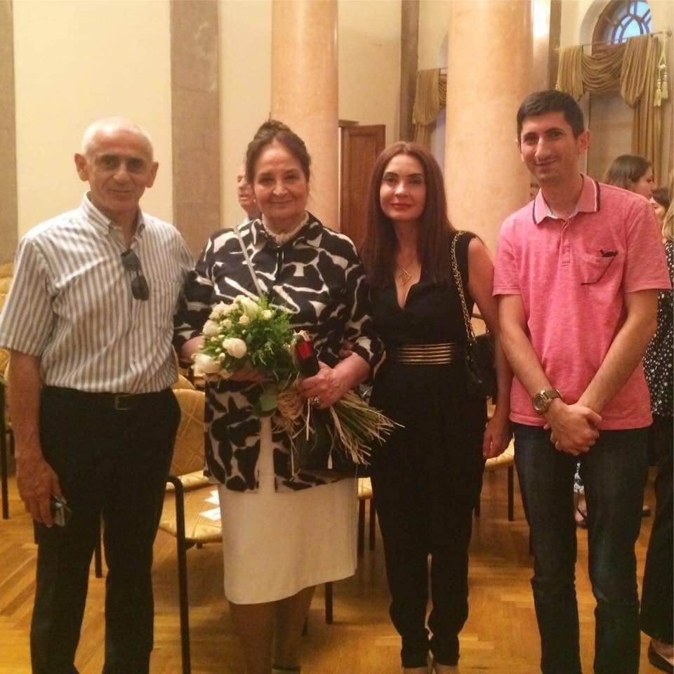 Гюльзар Гурбанова отмечает юбилей: Черно-белые клавиши пианино – такова и наша жизнь (ФОТО)