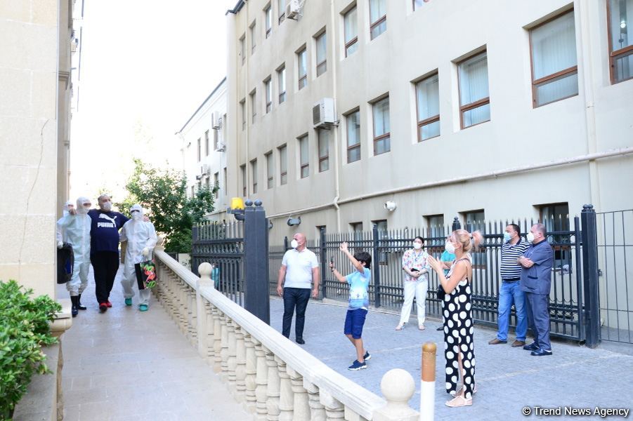 Бахрам Багирзаде выписан из больницы и вернулся домой (ФОТО)