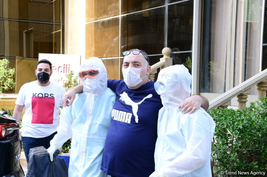 Бахрам Багирзаде выписан из больницы и вернулся домой (ФОТО)