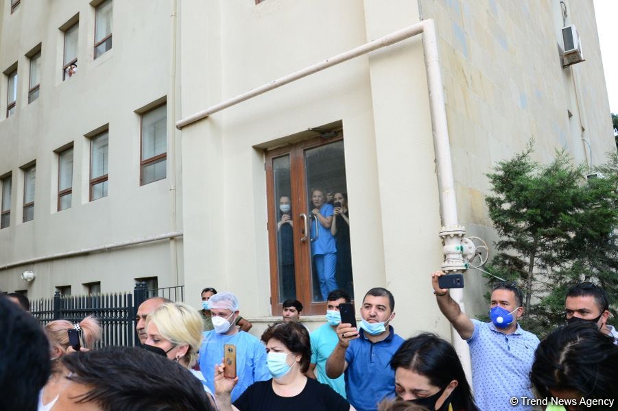 Бахрам Багирзаде выписан из больницы и вернулся домой (ФОТО)