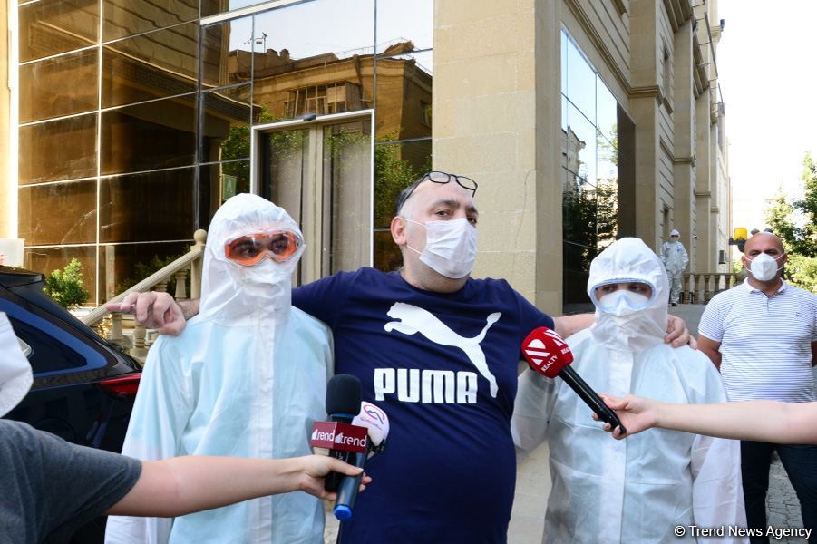 Бахрам Багирзаде выписан из больницы и вернулся домой (ФОТО)