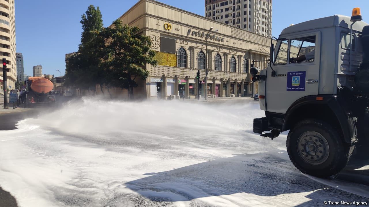 В Баку проводится масштабная дезинфекция (ФОТО)