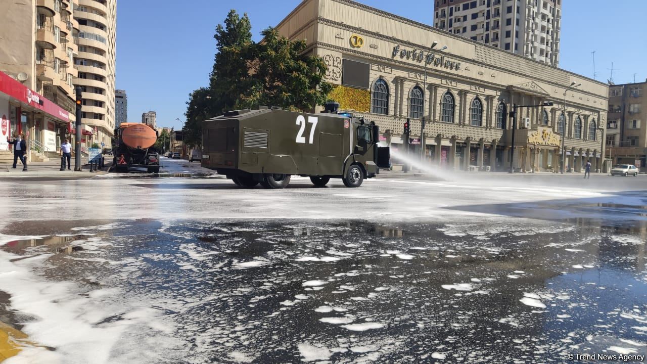В Баку проводится масштабная дезинфекция (ФОТО)