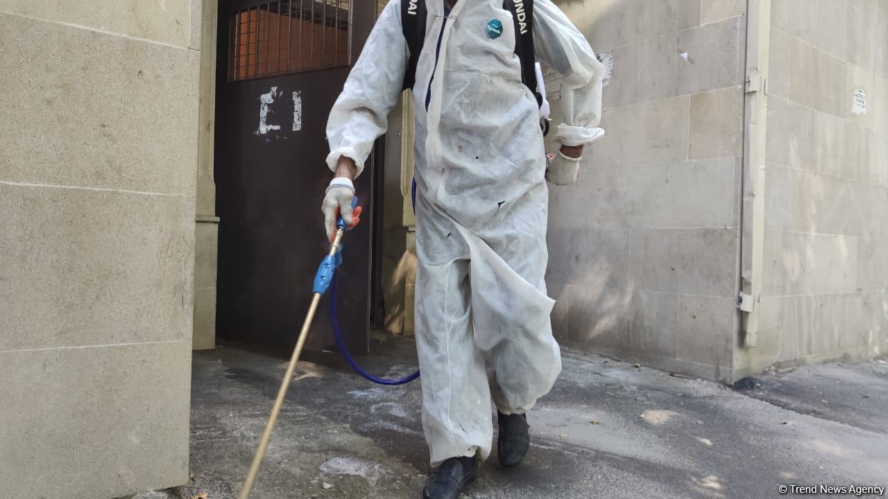 В Баку проводится масштабная дезинфекция (ФОТО)