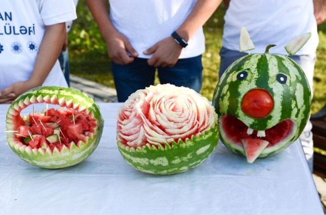 День арбуза в Азербайджане – ягода в 119 кг, соревнование по разбиванию арбузов головой (ВИДЕО, ФОТО)