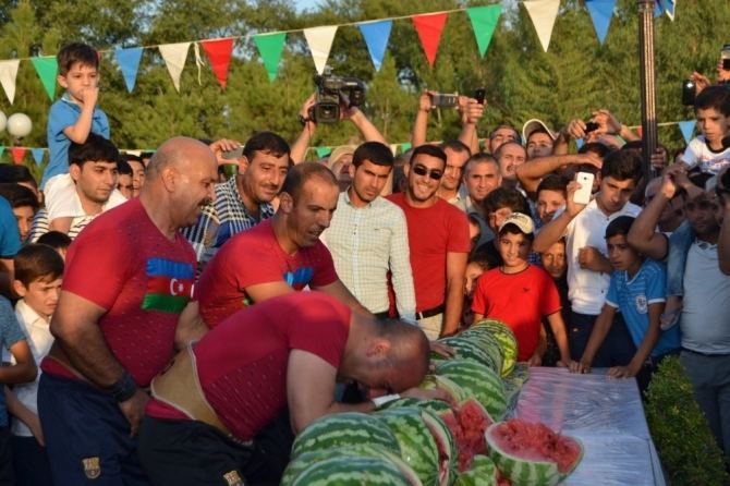 День арбуза в Азербайджане – ягода в 119 кг, соревнование по разбиванию арбузов головой (ВИДЕО, ФОТО)