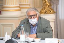 Помощник Президента Азербайджана провел встречу с группой известных деятелей культуры и искусства (ФОТО)