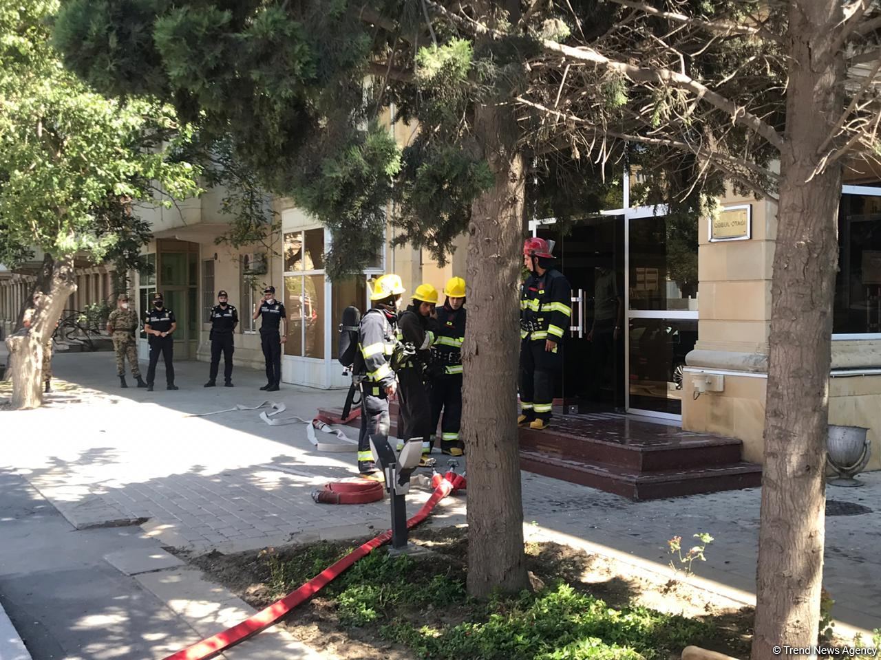 В здании министерства юстиции Азербайджана произошло возгорание (ФОТО)
