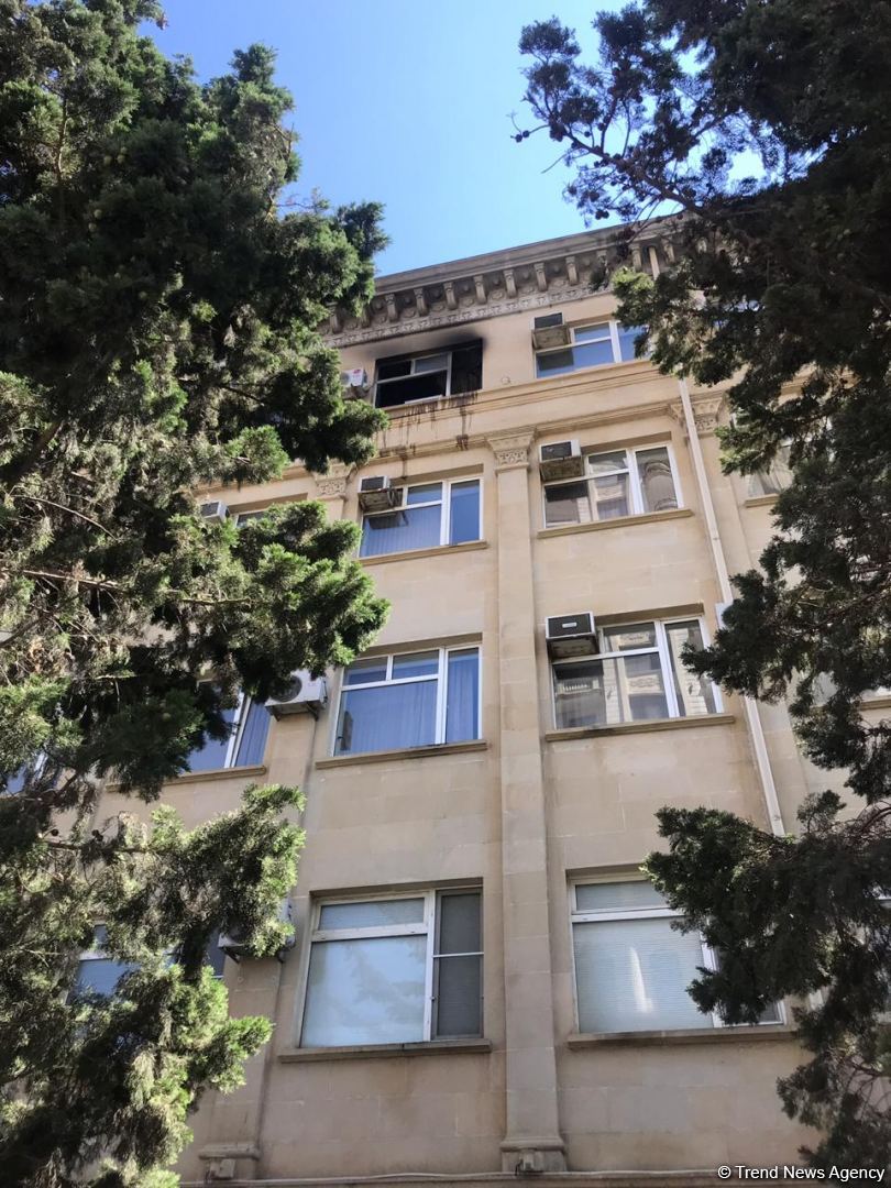 В здании министерства юстиции Азербайджана произошло возгорание (ФОТО)