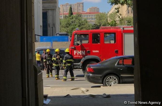 В здании министерства юстиции Азербайджана произошло возгорание (ФОТО)