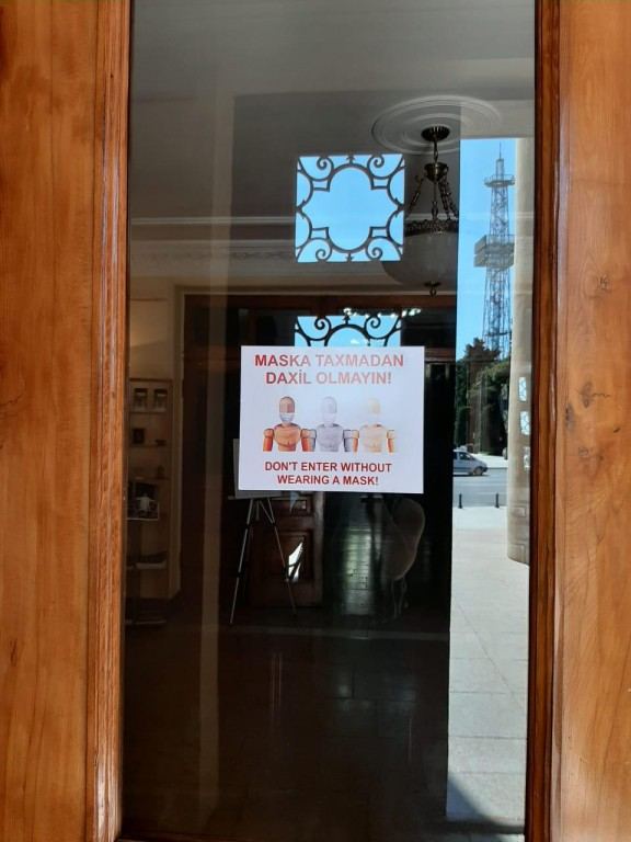 Социальная дистанция и защитная маска: музеи Азербайджана принимают посетителей (ФОТО)