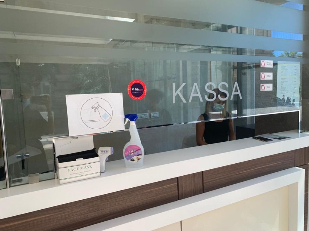 Социальная дистанция и защитная маска: музеи Азербайджана принимают посетителей (ФОТО)