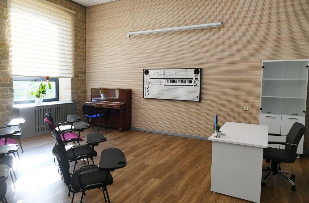 Президент Ильхам Алиев и Первая леди Мехрибан Алиева приняли участие в открытии после капитального ремонта Детской школы искусств в Баку (ФОТО)