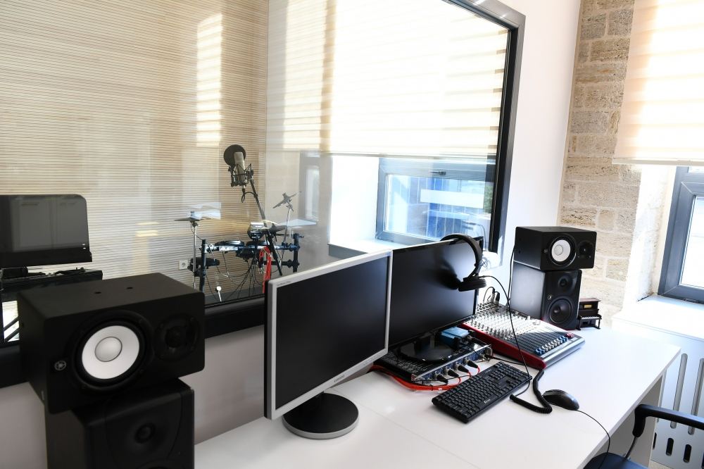 Президент Ильхам Алиев и Первая леди Мехрибан Алиева приняли участие в открытии после капитального ремонта Детской школы искусств в Баку (ФОТО)