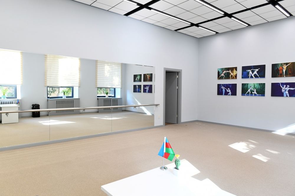 Президент Ильхам Алиев и Первая леди Мехрибан Алиева приняли участие в открытии после капитального ремонта Детской школы искусств в Баку (ФОТО)