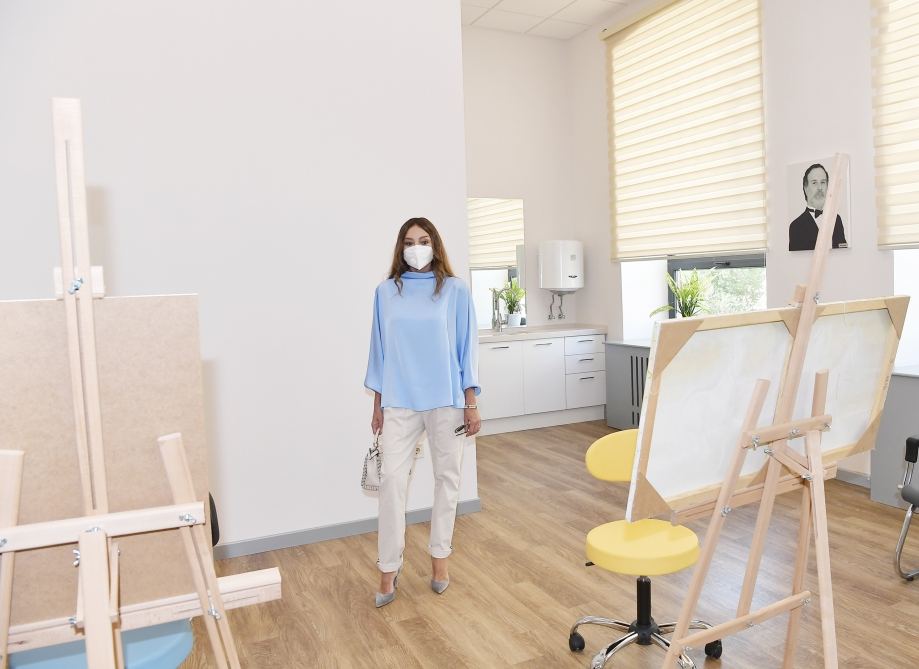 Президент Ильхам Алиев и Первая леди Мехрибан Алиева приняли участие в открытии после капитального ремонта Детской школы искусств в Баку (ФОТО)