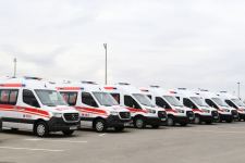 Президент Ильхам Алиев и Первая леди Мехрибан Алиева ознакомились с доставленными в Азербайджан новыми автомобилями скорой медицинской помощи (ФОТО)
