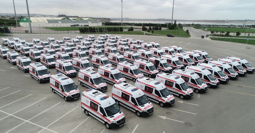 Президент Ильхам Алиев и Первая леди Мехрибан Алиева ознакомились с доставленными в Азербайджан новыми автомобилями скорой медицинской помощи (ФОТО)