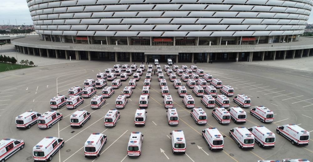 Президент Ильхам Алиев и Первая леди Мехрибан Алиева ознакомились с доставленными в Азербайджан новыми автомобилями скорой медицинской помощи (ФОТО)