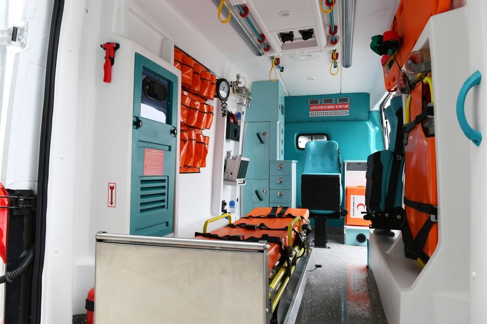 Президент Ильхам Алиев и Первая леди Мехрибан Алиева ознакомились с доставленными в Азербайджан новыми автомобилями скорой медицинской помощи (ФОТО)