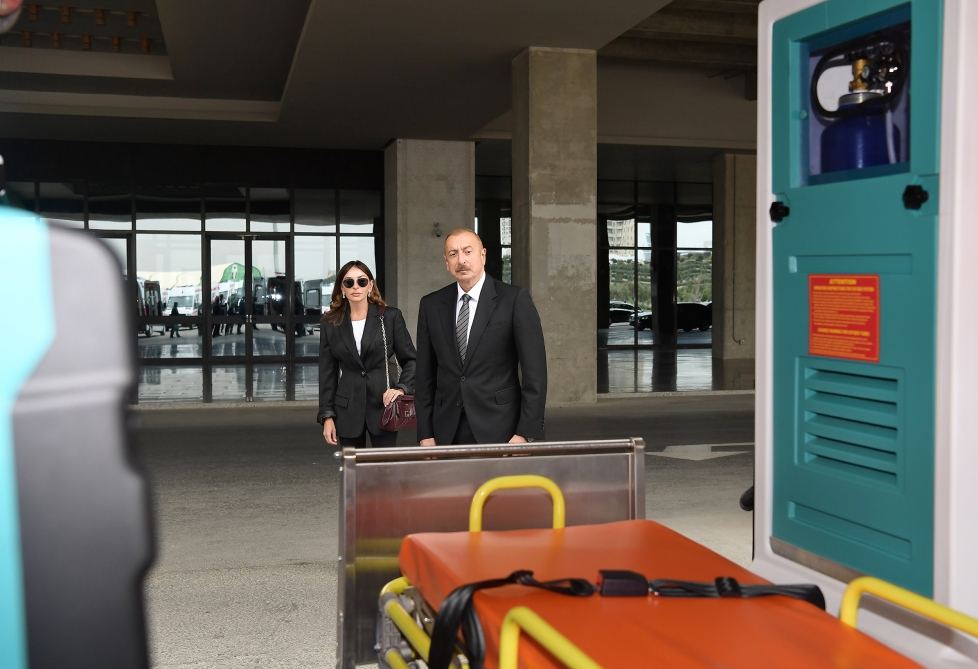 Президент Ильхам Алиев и Первая леди Мехрибан Алиева ознакомились с доставленными в Азербайджан новыми автомобилями скорой медицинской помощи (ФОТО)