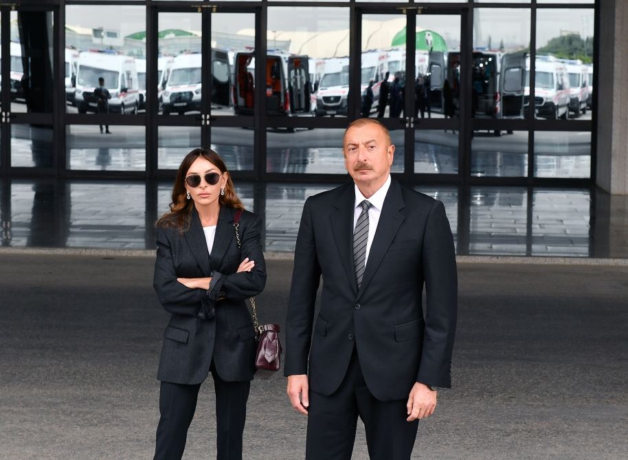 Президент Ильхам Алиев и Первая леди Мехрибан Алиева ознакомились с доставленными в Азербайджан новыми автомобилями скорой медицинской помощи (ФОТО)