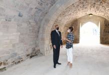 Президент Ильхам Алиев и первая леди Мехрибан Алиева ознакомились с работами по благоустройству, проведенными в поселке Балаханы (ФОТО)