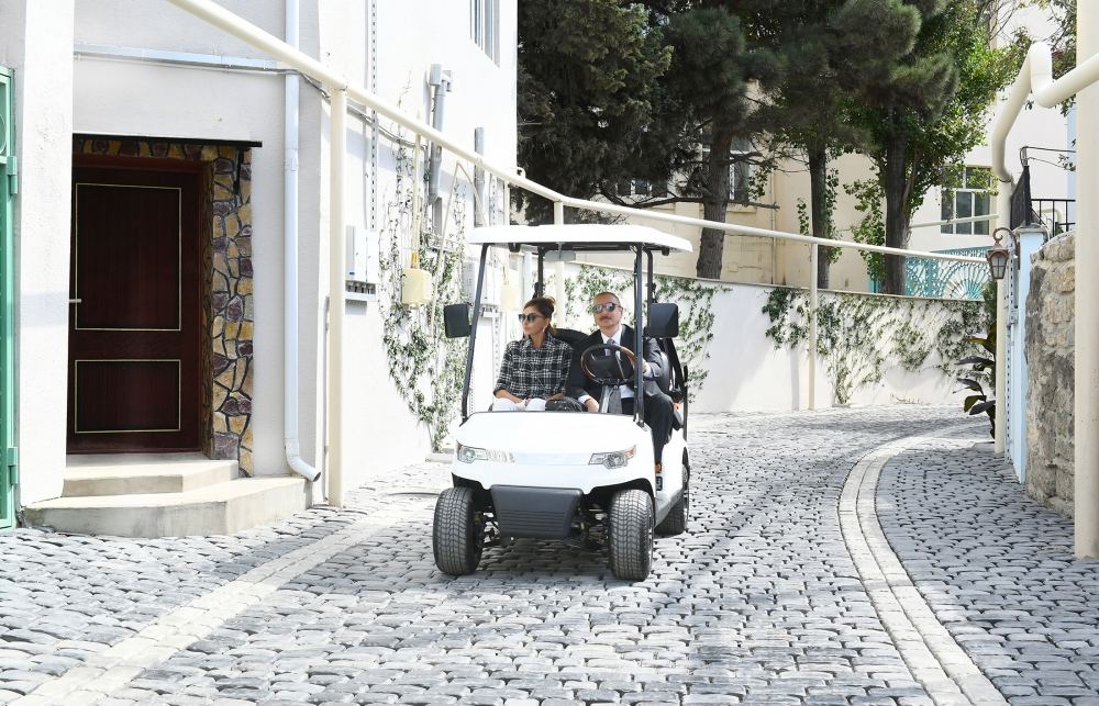 Президент Ильхам Алиев и первая леди Мехрибан Алиева ознакомились с работами по благоустройству, проведенными в поселке Балаханы (ФОТО)