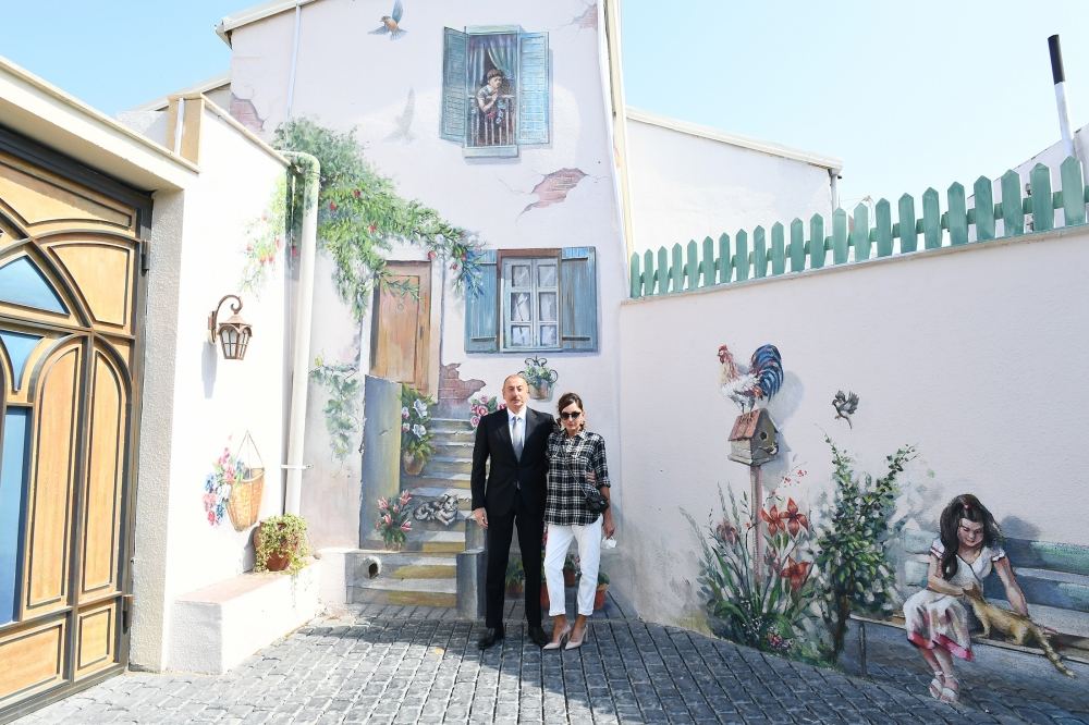 Президент Ильхам Алиев и первая леди Мехрибан Алиева ознакомились с работами по благоустройству, проведенными в поселке Балаханы (ФОТО)