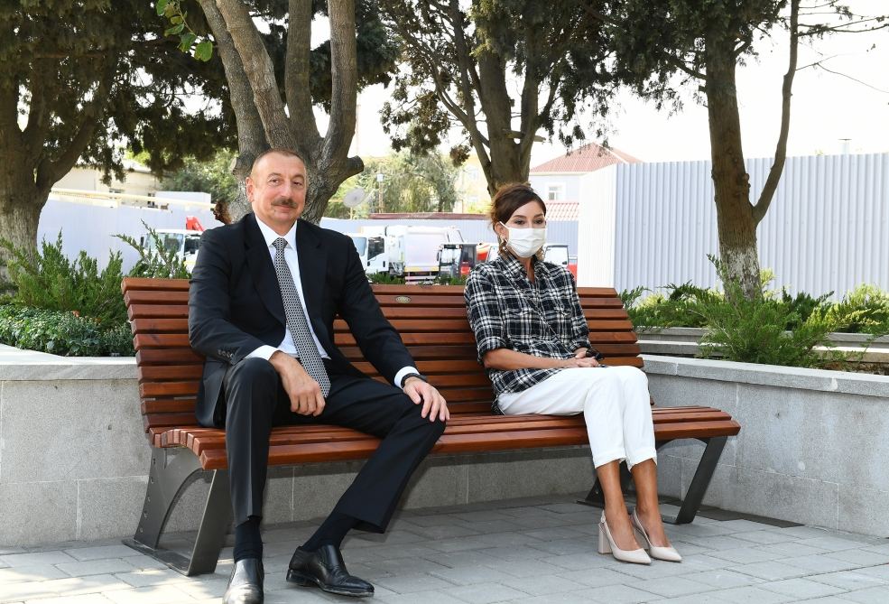 Президент Ильхам Алиев и первая леди Мехрибан Алиева ознакомились с работами по благоустройству, проведенными в поселке Балаханы (ФОТО)