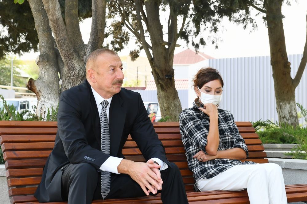 Президент Ильхам Алиев и первая леди Мехрибан Алиева ознакомились с работами по благоустройству, проведенными в поселке Балаханы (ФОТО)