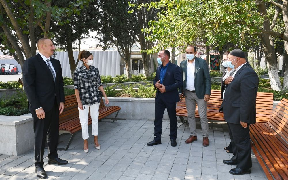 Президент Ильхам Алиев и первая леди Мехрибан Алиева ознакомились с работами по благоустройству, проведенными в поселке Балаханы (ФОТО)