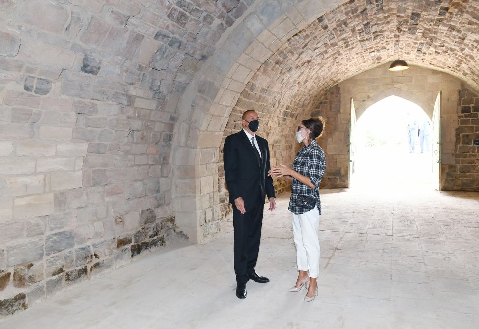 Президент Ильхам Алиев и первая леди Мехрибан Алиева ознакомились с работами по благоустройству, проведенными в поселке Балаханы (ФОТО)