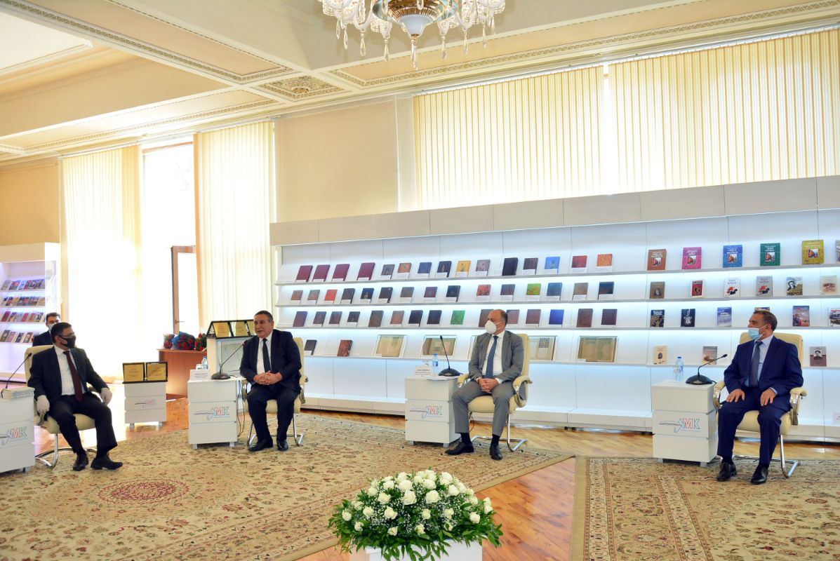 В Баку наградили победителей литературного конкурса (ФОТО)