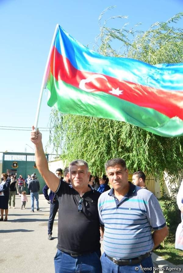 Сотни молодых добровольцев отправились из Бинагади на фронт (ФОТО)