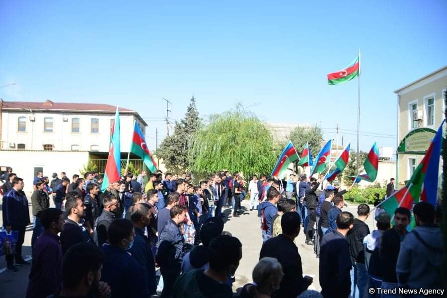 Сотни молодых добровольцев отправились из Бинагади на фронт (ФОТО)