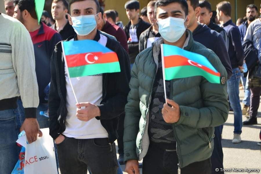 Сотни молодых добровольцев отправились из Бинагади на фронт (ФОТО)