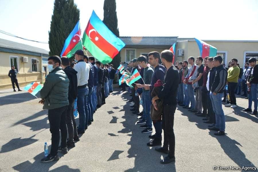 Сотни молодых добровольцев отправились из Бинагади на фронт (ФОТО)