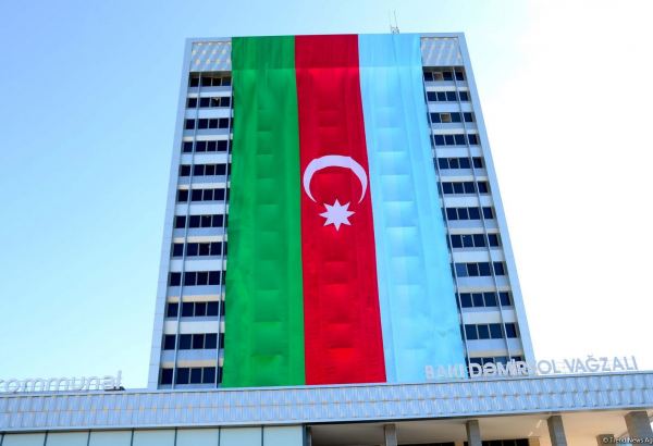 Баку украшен трехцветным флагом Азербайджана (ФОТОСЕССИЯ)