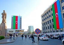 Баку украшен трехцветным флагом Азербайджана (ФОТОСЕССИЯ)