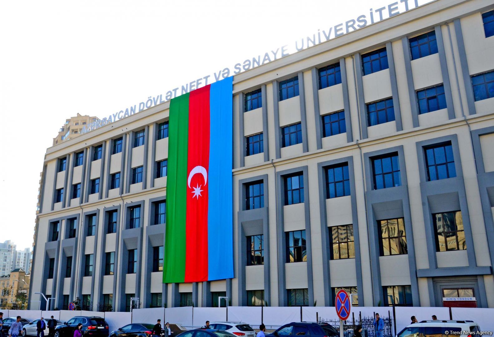 Баку украшен трехцветным флагом Азербайджана (ФОТОСЕССИЯ)