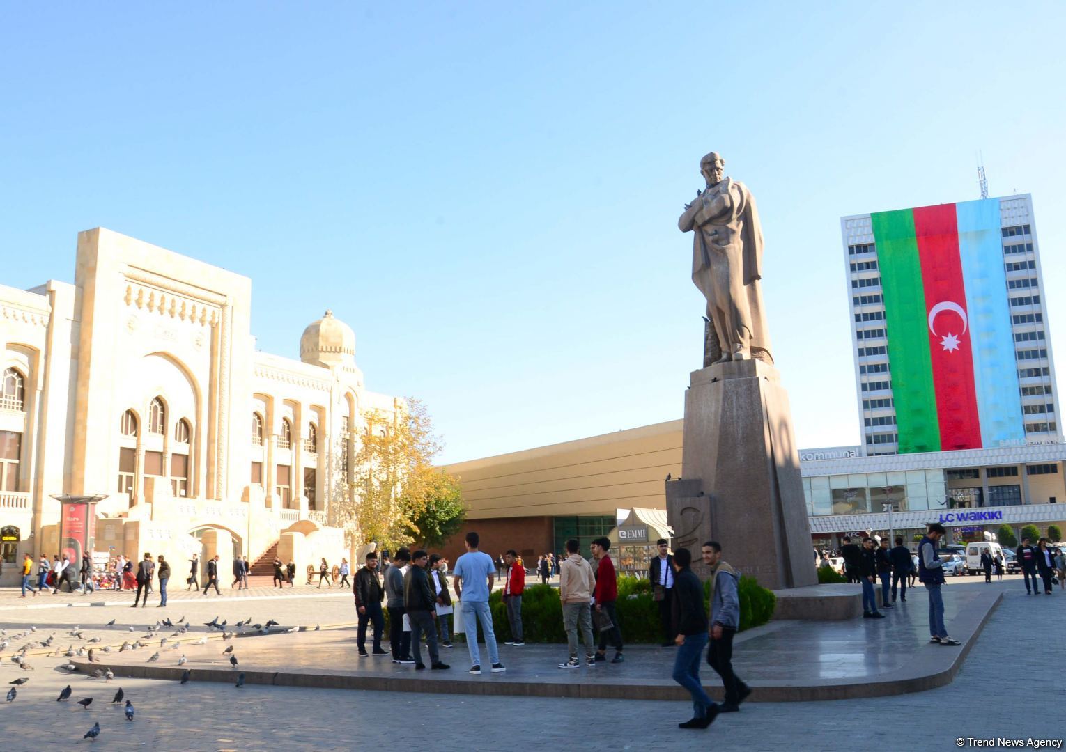 Баку украшен трехцветным флагом Азербайджана (ФОТОСЕССИЯ)
