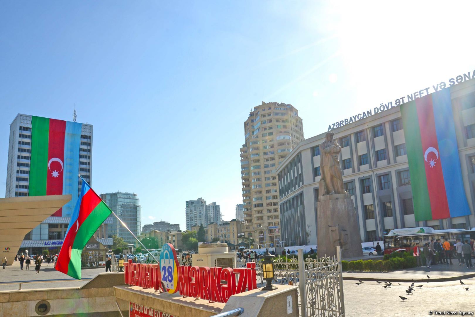 Баку украшен трехцветным флагом Азербайджана (ФОТОСЕССИЯ)