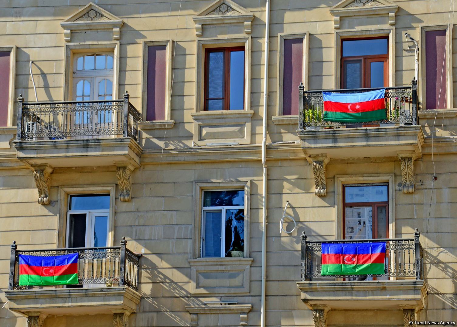 Баку украшен трехцветным флагом Азербайджана (ФОТОСЕССИЯ)