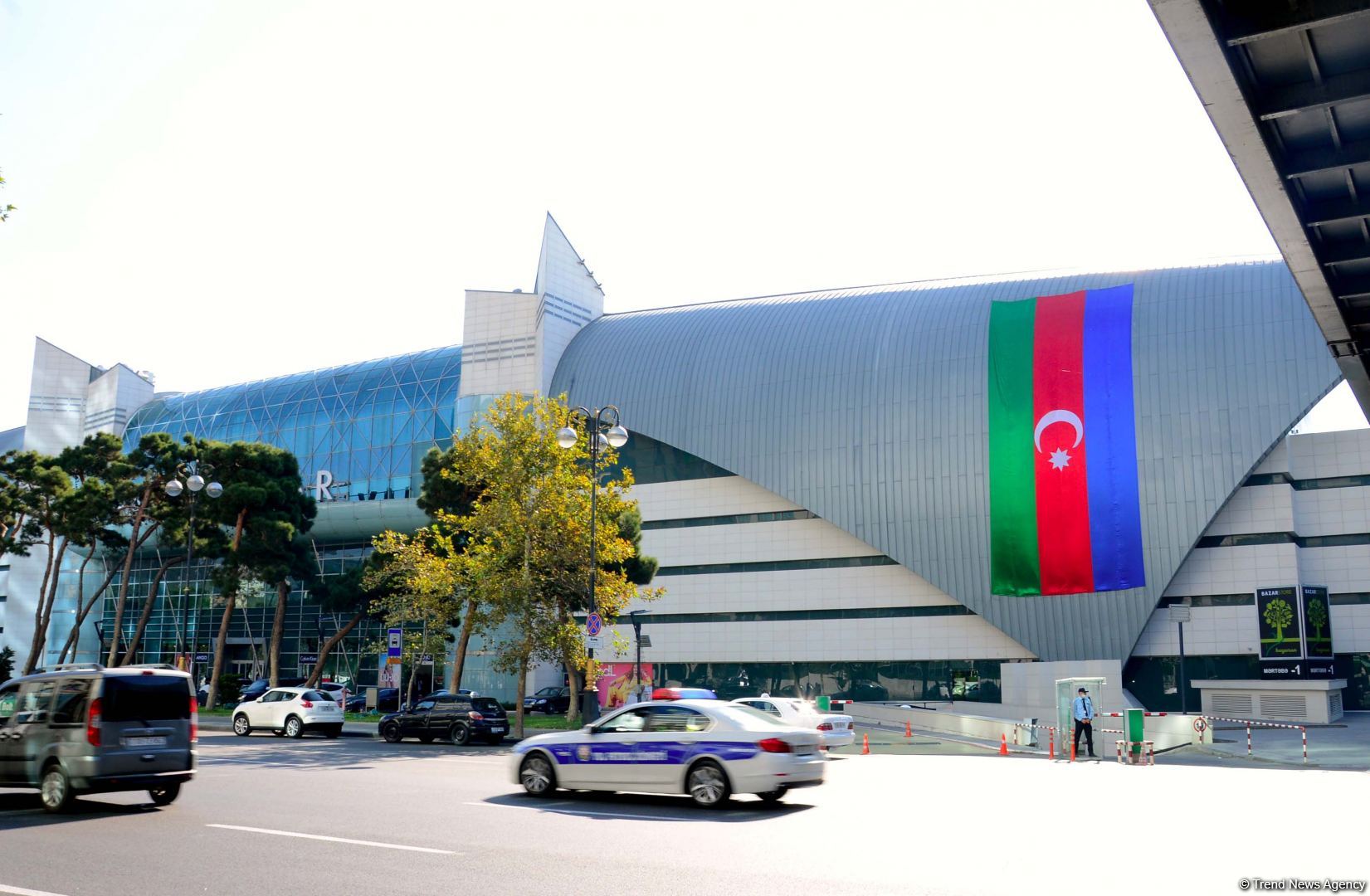 Баку украшен трехцветным флагом Азербайджана (ФОТОСЕССИЯ)