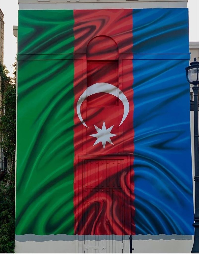 Мурал с изображением Государственного флага Азербайджана в Ичери Шехер (ФОТО)