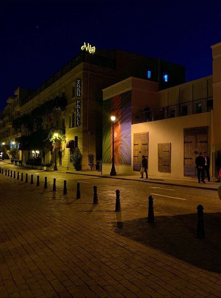 Мурал с изображением Государственного флага Азербайджана в Ичери Шехер (ФОТО)