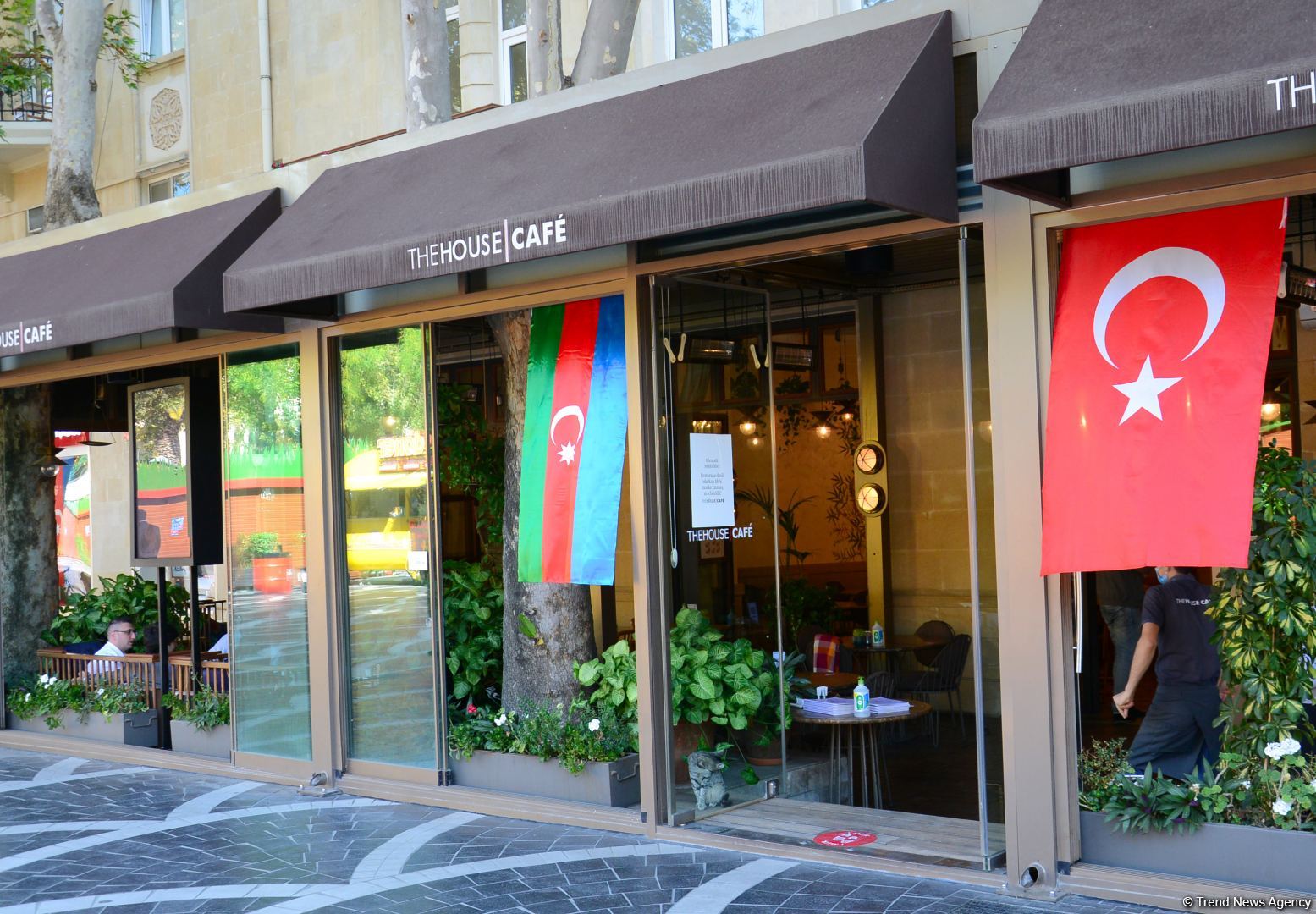 Баку украшен трехцветным флагом Азербайджана (ФОТОСЕССИЯ)