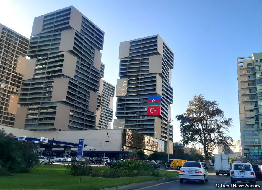 Баку украшен трехцветным флагом Азербайджана (ФОТОСЕССИЯ)