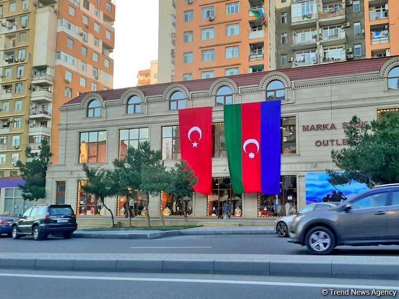 Баку украшен трехцветным флагом Азербайджана (ФОТОСЕССИЯ)